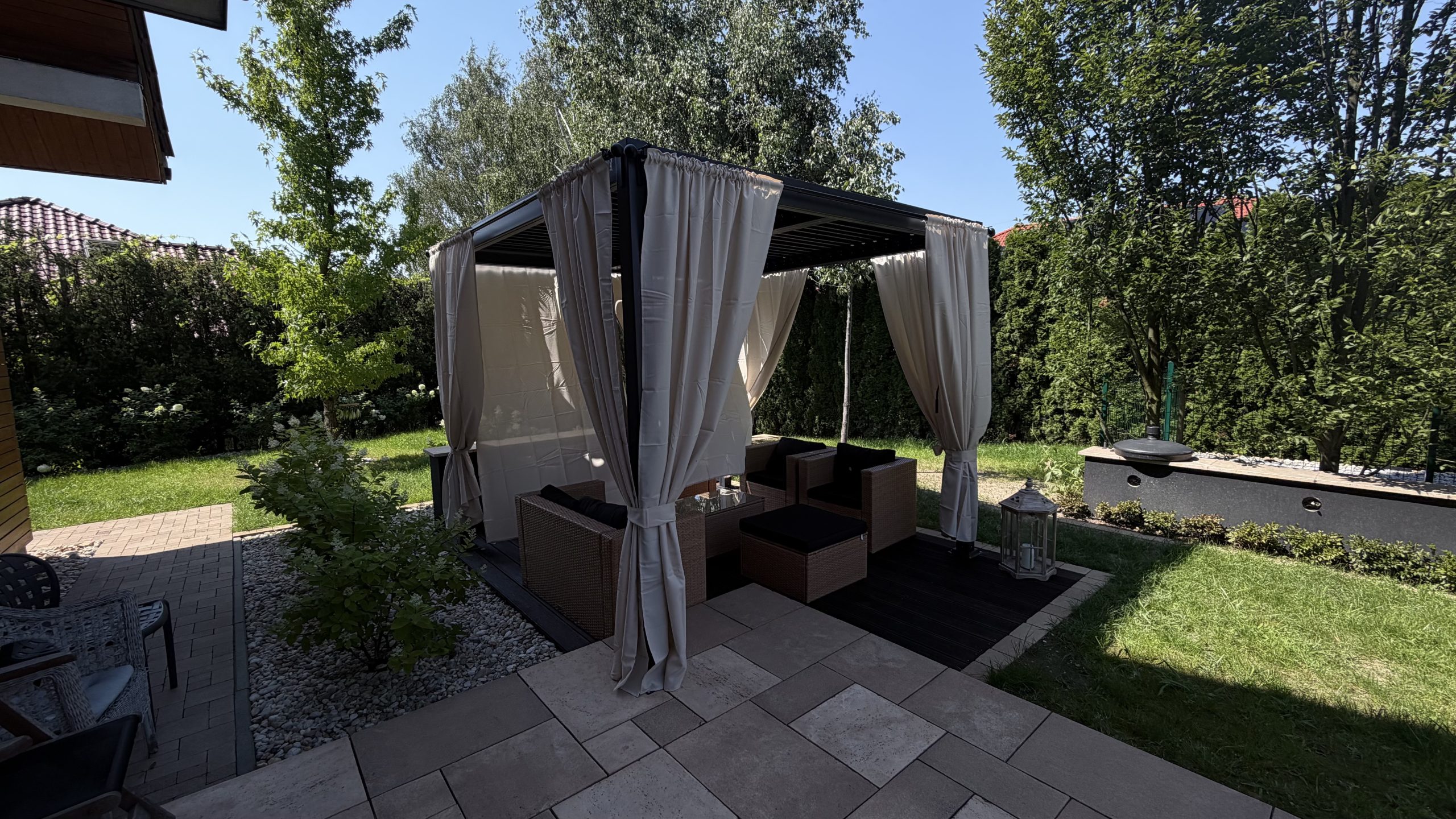 Prywatny ogród i strefa relaksu Skin Odnova Clinic przy ul. Rezedowej 29